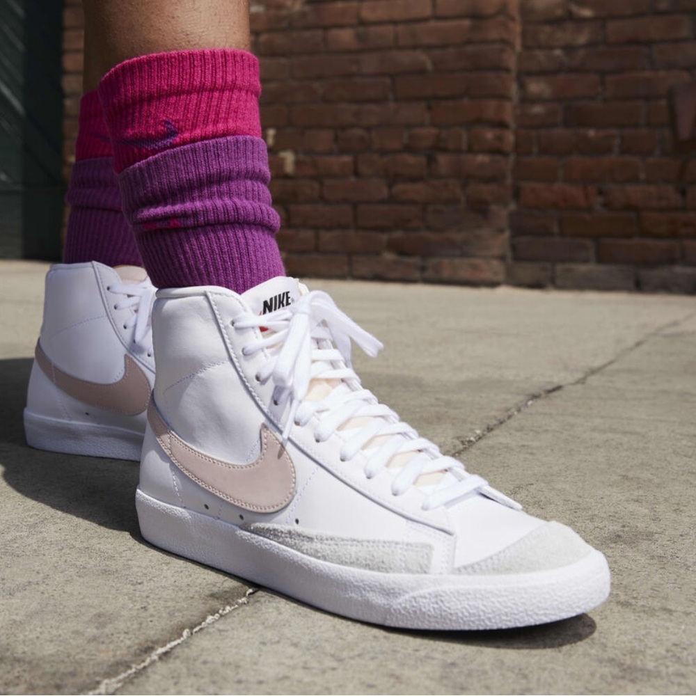 Nike Blazer Mid '77
Women' Shoes Sz 7  NEW White/Peach/Summit
White/Pink Oxford